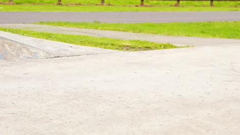 Junger-Skateboarder-Beim-Skaten-Im-Outdoor-Skatepark