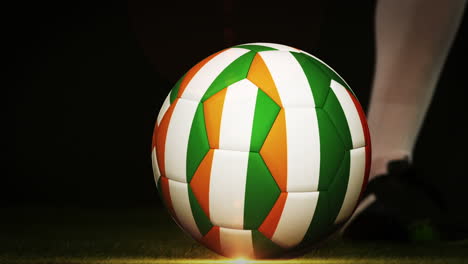 Football-Spieler-Kickt-Den-Ball-Der-Elfenbeinküste-Flagge