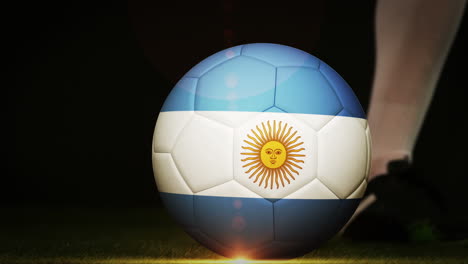 Football-Spieler-Kickt-Den-Ball-Der-Argentinischen-Flagge