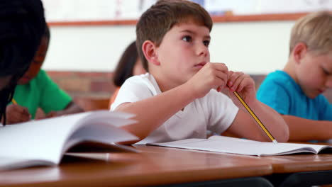 Niño-Escribiendo-Durante-La-Clase