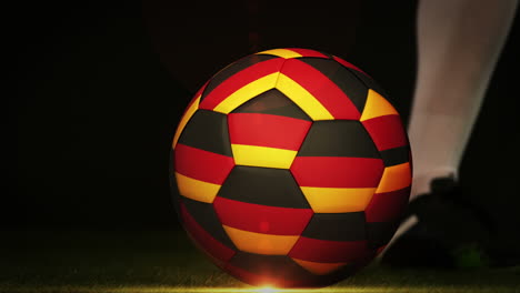 Footballspieler-Tritt-Den-Ball-Mit-Der-Deutschen-Flagge