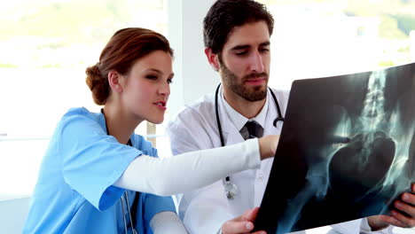Equipo-Médico-Mirando-Radiografías-Juntos