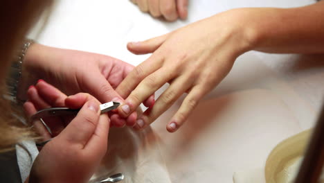 Técnico-De-Uñas-Quitando-Cutículas-De-Las-Uñas-De-Los-Clientes.