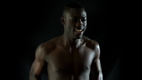 Mann-Mit-Nacktem-Oberkörper-Joggt-Vor-Schwarzem-Hintergrund