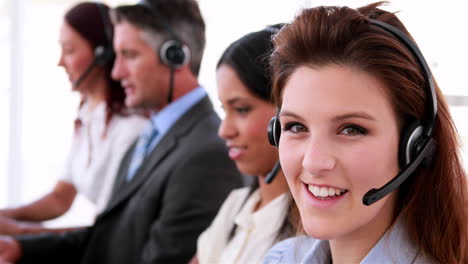 Callcenter-Agenten-Arbeiten-Und-Sprechen-über-Headsets