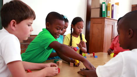 Schüler-Spielen-Mit-Bauklötzen-Im-Klassenzimmer