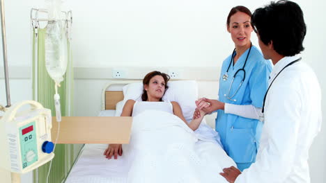Médico-Y-Enfermera-Revisando-Al-Paciente-Enfermo-En-La-Cama