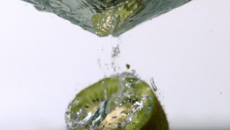 Kiwi-Medio-Cayendo-Al-Agua.-