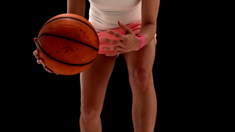 Fitte-Junge-Frau-Spielt-Basketball