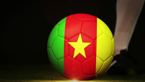 Jugador-De-Fútbol-Pateando-La-Pelota-De-La-Bandera-De-Camerún