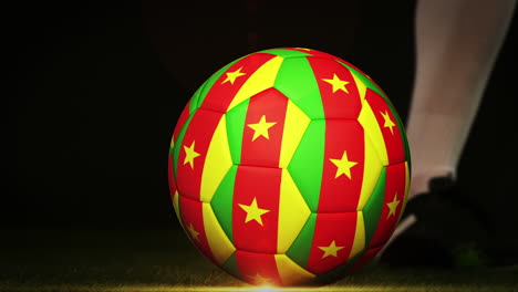 Football-Spieler-Kickt-Kamerun-Flagge-Ball
