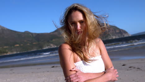 Schöne-Blondine-Blickt-An-Einem-Sonnigen-Tag-Am-Strand-In-Die-Kamera