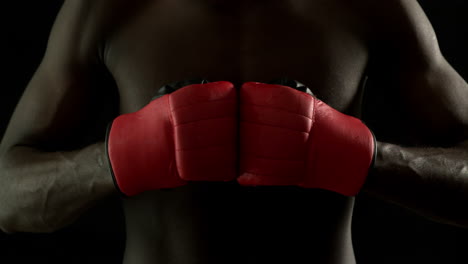 Boxeador-Duro-Golpeando-Puños-Junto-Con-Guantes-Rojos