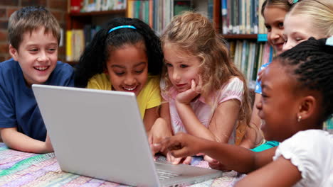 Schüler-Benutzen-Gemeinsam-Den-Laptop-In-Der-Bibliothek