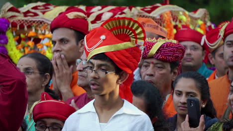 Eine-Menge-Feiernder-Schaut-Sich-Eine-Tanzvorführung-Bei-Einem-Hindu-Festival-An