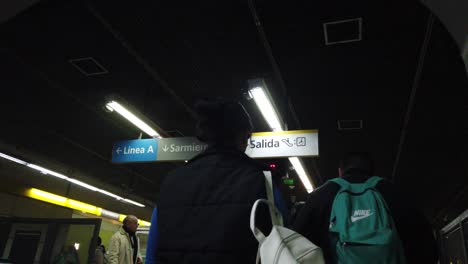 Handaufnahme-Zeigt-Argentinier,-Die-Mit-Einer-öffentlichen-U-Bahn-Station-Pendeln