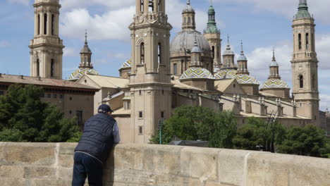 Hombre-Mirando-La-Catedral-basílica-De-Nuestra-Señora-Del-Pilar-En-Zaragoza,-España