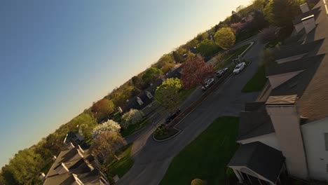 Schöner-Hinterhof-Von-Häusern-In-Einem-Amerikanischen-Vorort-Bei-Sonnenaufgang