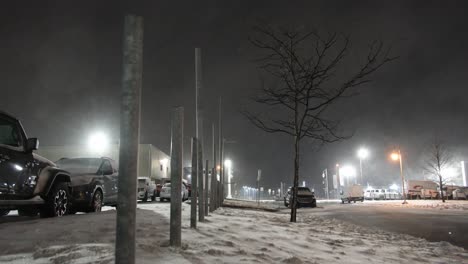 Vehículos-Estacionados-Afuera-Durante-Una-Tormenta-De-Nieve-En-Una-Fría-Y-Oscura-Noche-De-Invierno-Sin-Nadie-Alrededor