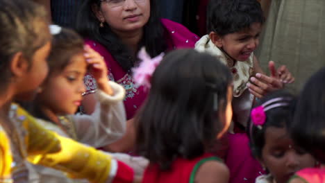 Los-Niños-Bailan-En-El-Festival-Hindú.