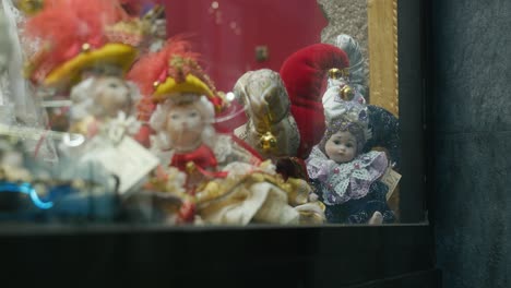 Kunstvolle-Puppen-Mit-Aufwendigen-Kostümen-In-Einem-Venezianischen-Schaufenster-Ausgestellt