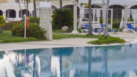Leeres-Schwimmbad-In-Varadero,-Kuba,-Außerhalb-Der-Saison-Oder-Bei-Bewölktem-Wetter-Mit-Personal-Im-Hintergrund