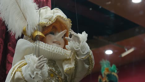 Elegante-Puppe-In-Traditioneller-Venezianischer-Kleidung,-Ausgestellt-In-Einem-Schaufenster-In-Venedig,-Italien