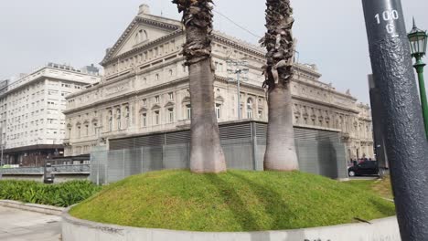 POV-Fahrt-Durch-Die-Stadt-Buenos-Aires-In-Argentinien,-Wahrzeichen-Hintergrund-Des-Colon-Theaters