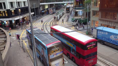 Autobuses-De-Dos-Pisos-Esperando-En-El-Tráfico-En-Central--des-Voeux-Road-En-Hong-Kong,-China