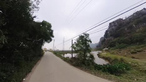 Eine-Reise-Durch-Die-Provinz-Ninh-Binh-Ist-Eine-Wunderbare-Möglichkeit,-Die-Natürliche-Schönheit-Vietnams-Und-Die-üppigen,-Grünen-Straßen,-Die-Sich-Durch-Die-Provinz-Schlängeln,-Zu-Genießen.
