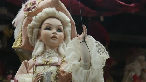 Elegante-Muñeca-Marioneta-Con-Atuendo-Ornamentado-Exhibida-En-Una-Tienda-Veneciana