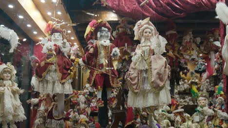 Elegant-Venetian-marionette-dolls-in-traditional-costumes,-displayed-in-a-shop-window