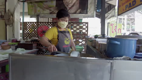 Eine-Frau-Kocht-Straßenessen-In-Chiang-Mai