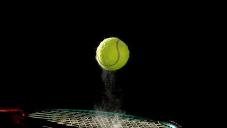 Tennisball-Springt-Auf-Einem-Schläger-
