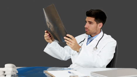 Junger-Arzt-Arbeitet-An-Seinem-Schreibtisch