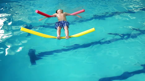 Süßer-Kleiner-Junge,-Der-Im-Pool-Schwimmt