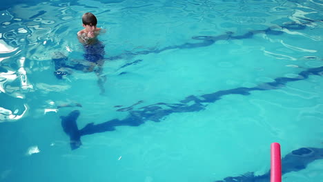 Süßer-Kleiner-Junge,-Der-Im-Pool-Schwimmt