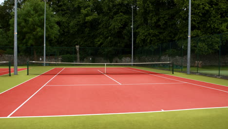 Tennisplatz-An-Einem-Sonnigen-Tag