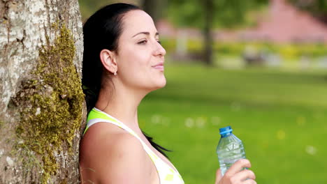 Hübsche-Brünette-Trinkt-Aus-Wasserflasche