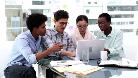 Equipo-De-Negocios-Creativo-Teniendo-Una-Reunión-Con-Una-Computadora-Portátil