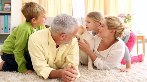 Familia-Feliz-Jugando-Con-Un-Cachorro-Labrador-En-La-Alfombra