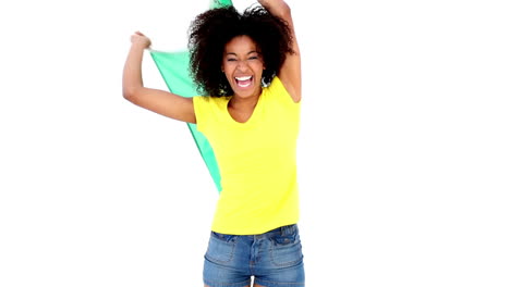 Chica-Guapa-Con-Camiseta-Amarilla-Animando-A-La-Cámara