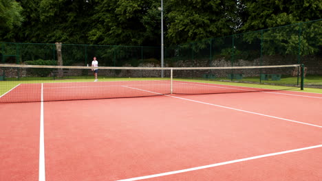 Junger-Tennisspieler-Der-Den-Ball-Serviert