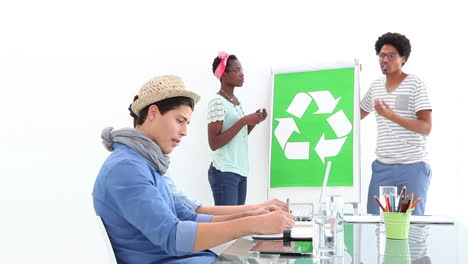Treffen-Eines-Kreativen-Geschäftsteams-Zur-Recyclingpolitik