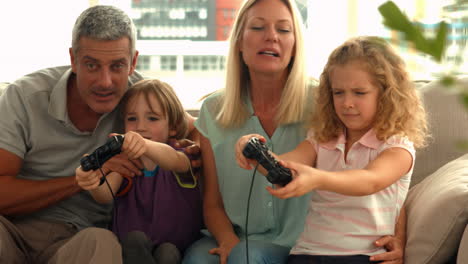 Glückliche-Familie,-Die-Videospiele-Spielt