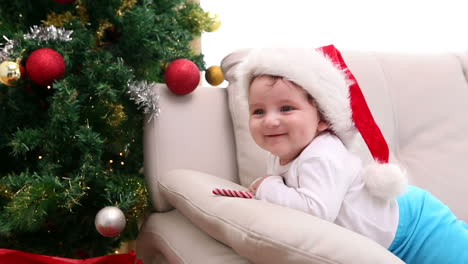 Babyjunge-Mit-Weihnachtsmütze-Auf-Der-Couch