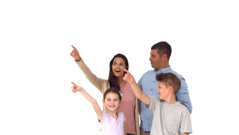 Glückliche-Familie-Zeigt-Auf-Weißem-Hintergrund
