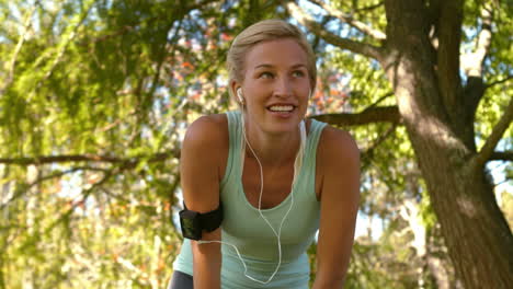 Fit-blonde-taking-a-break-in-the-park