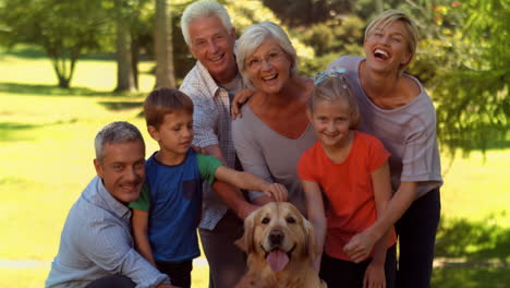 Familia-Feliz-Con-Su-Perro-En-El-Parque