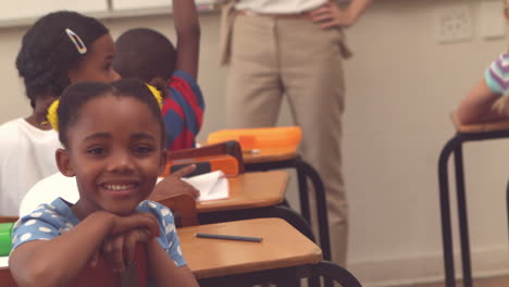 Süße-Schülerin-Lächelt-In-Die-Kamera-Im-Klassenzimmer